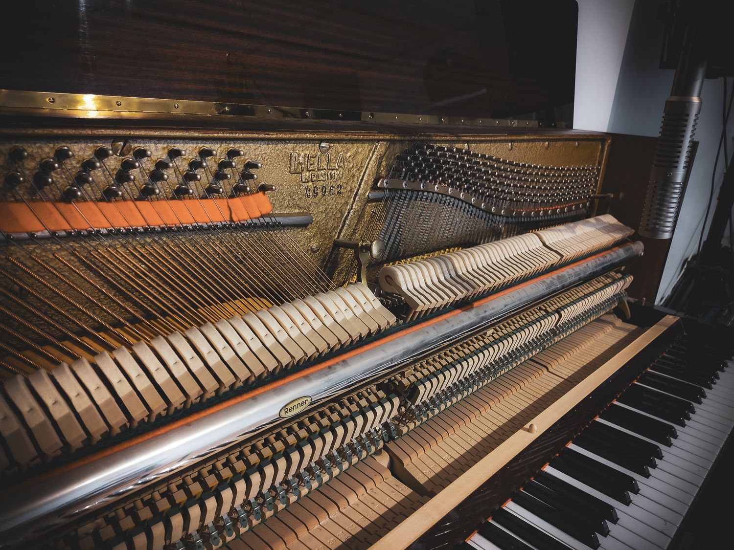 The stereo ribbon microphone standing beside the open hammers and keyboard